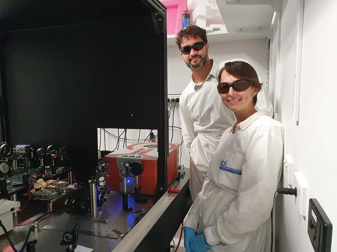 Dr Cédric Chaminade in the lab with Dr Itia Favre-Bulle at QBI Amplitude UQ